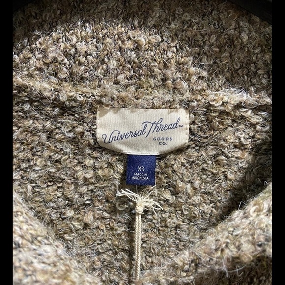 Universal Thread Split Neck Cozy Lounge Pullover Sweater
- Women's XS - Picture 4 of 6